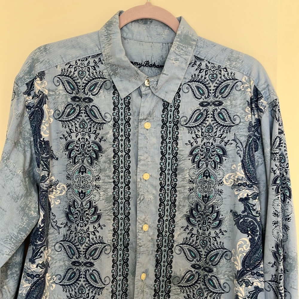 Tommy Bahama men’s button down shirt. Size L